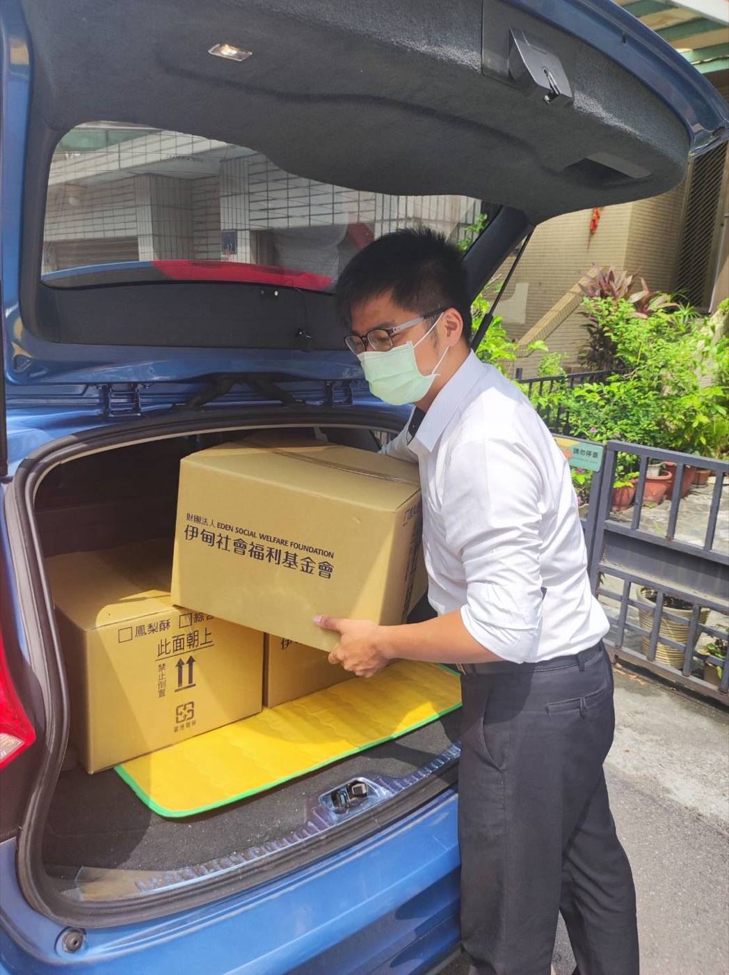 Fusheng team delivering donations
